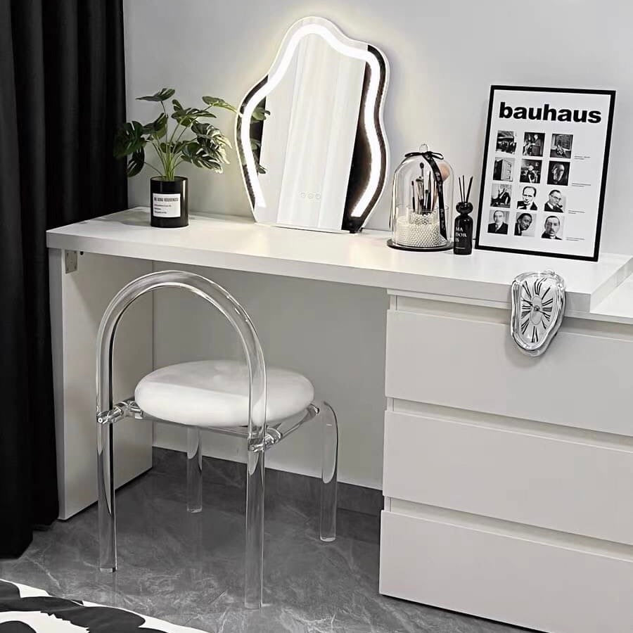 C34 Clear leg chair