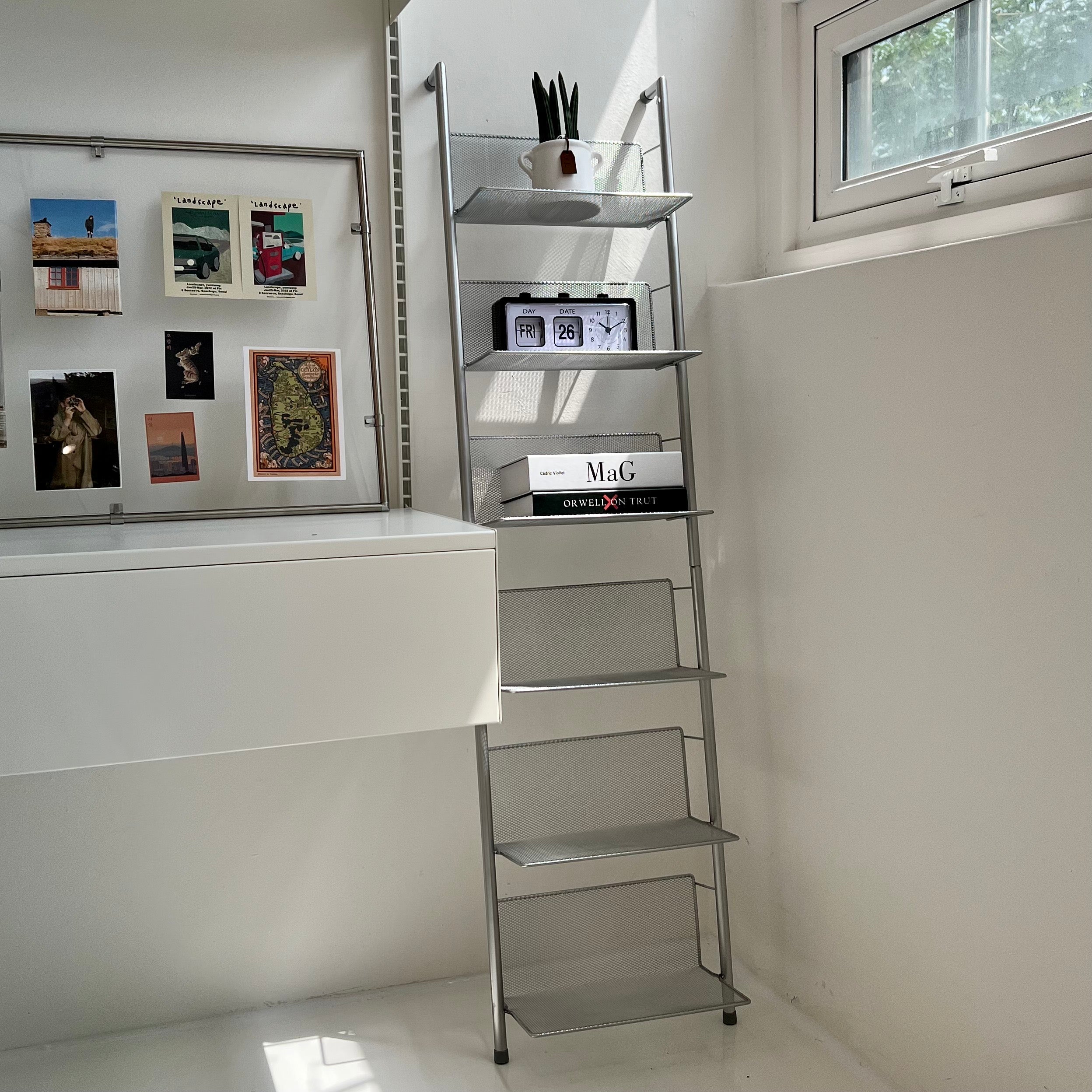 I2 Ladder shelf  silver