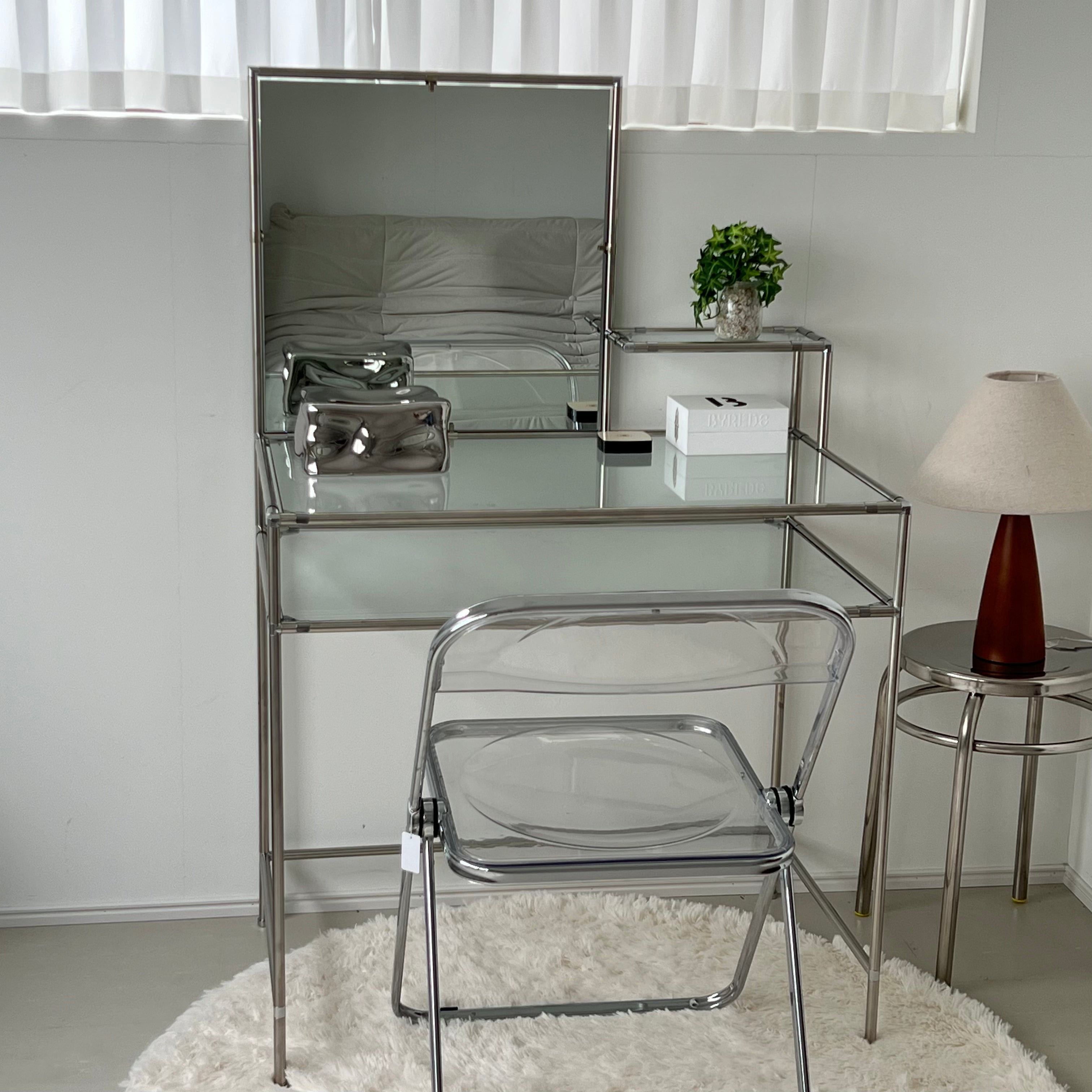 Tool mirror desk