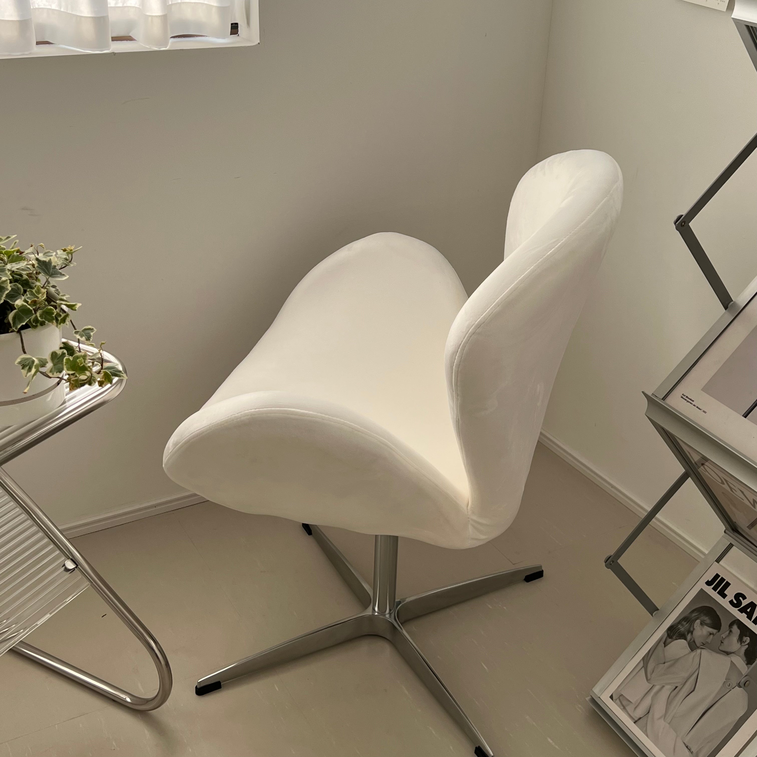 C47 White round chair