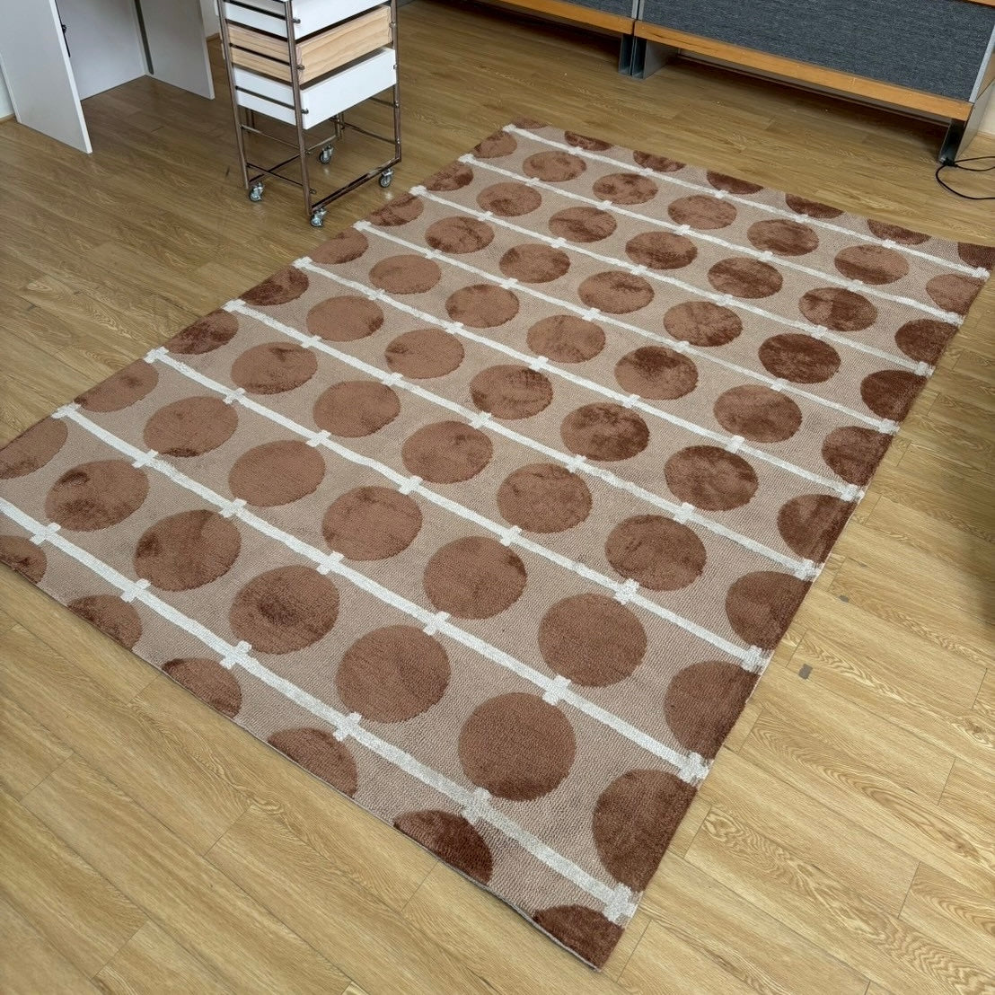 Dot grid rug