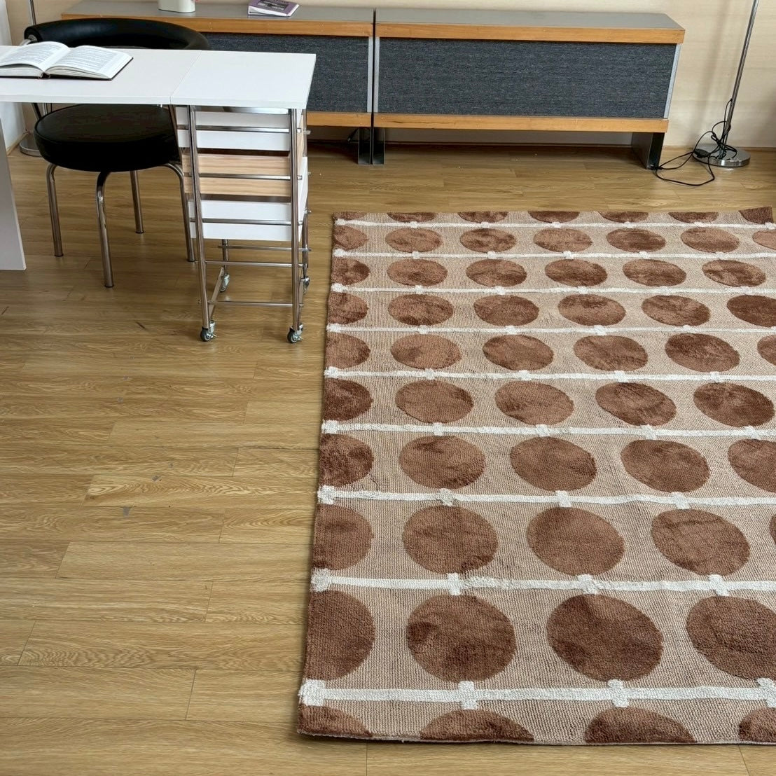 Dot grid rug