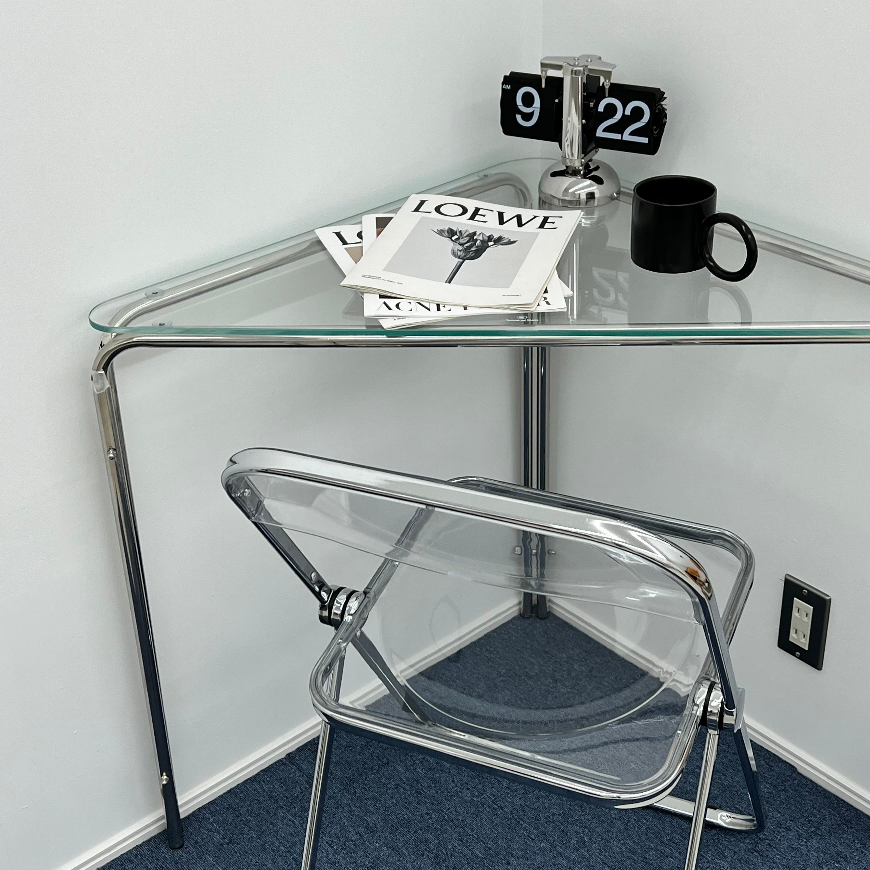 T8 Triangle Glass Table
