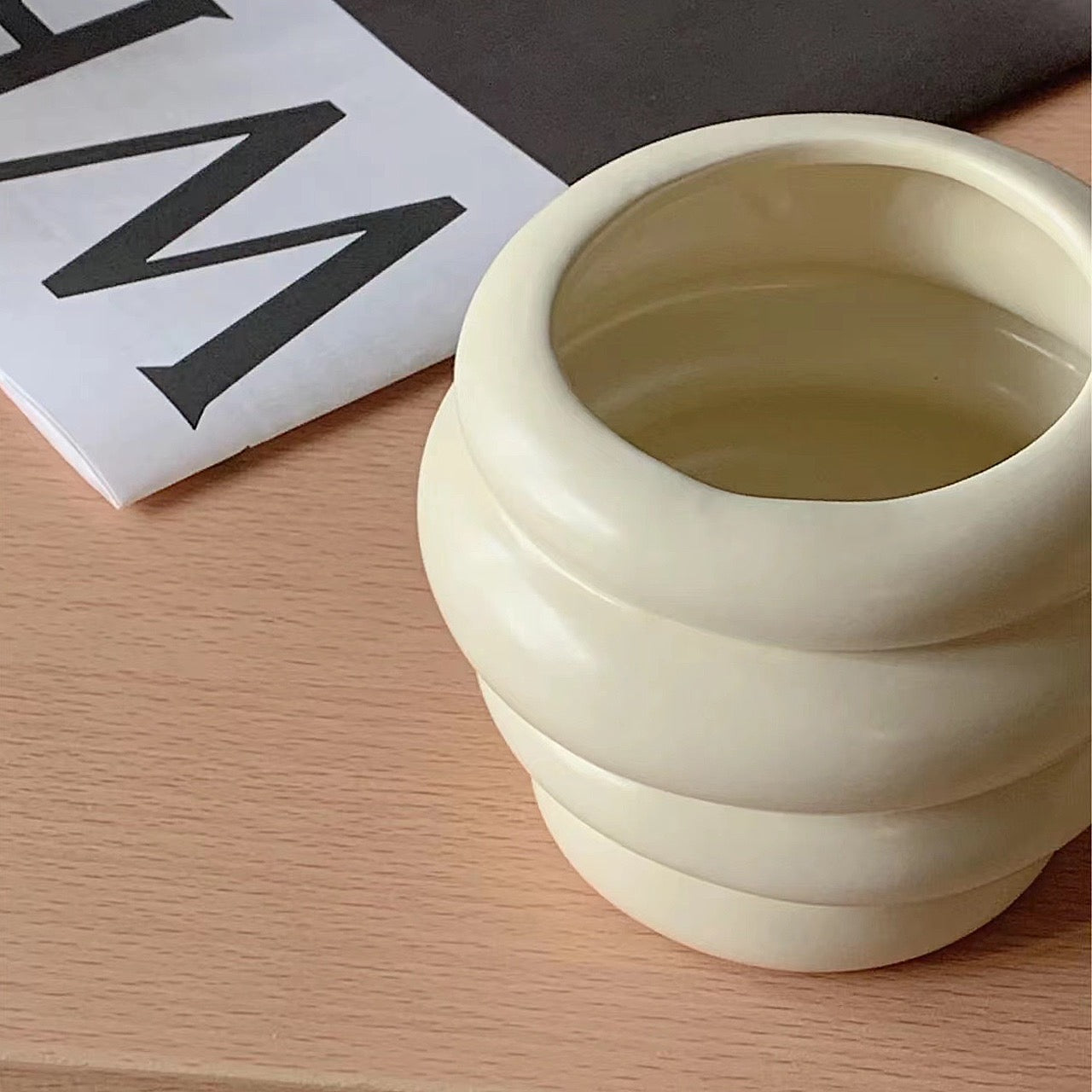 F53 ceramic cream vase