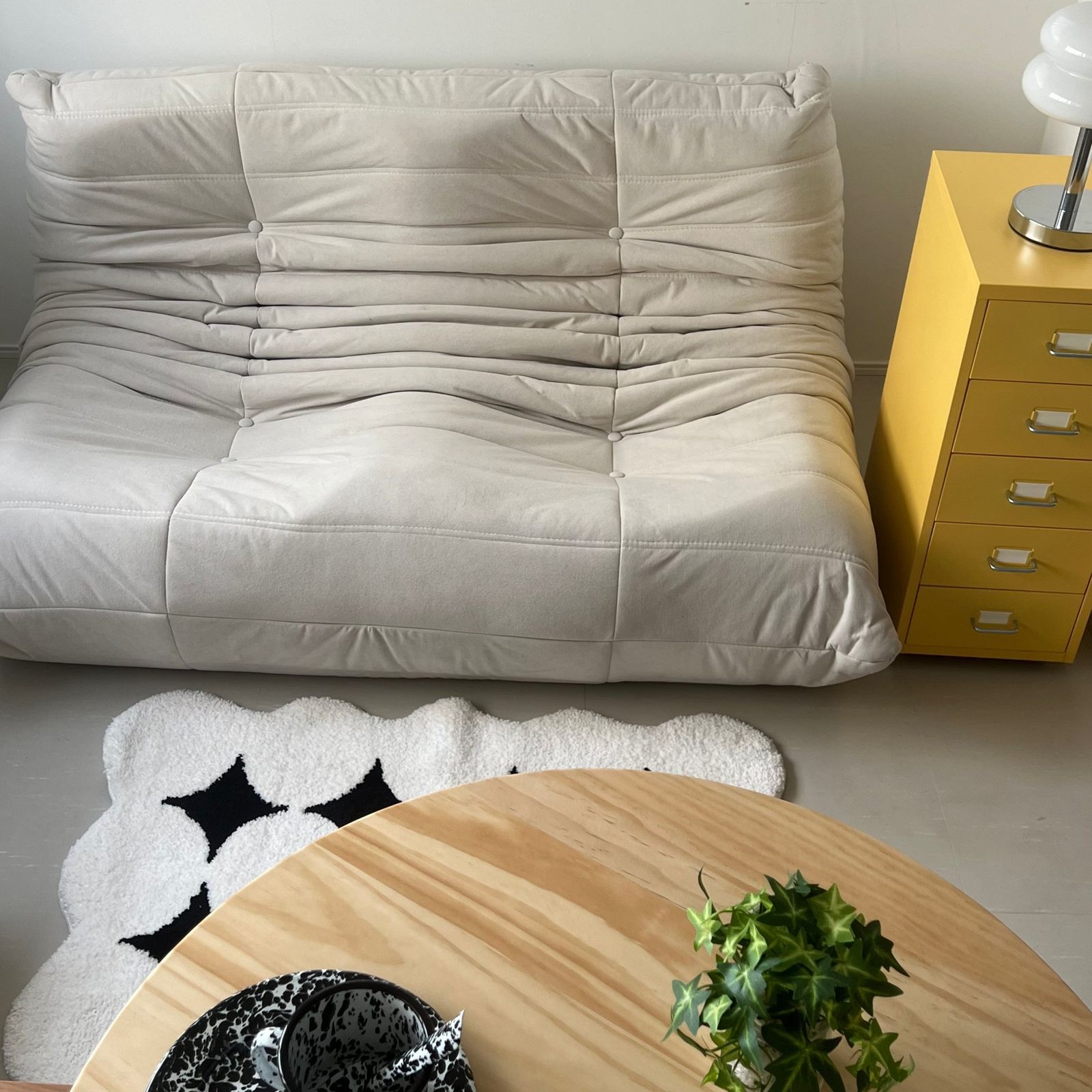 ivory の Bee relax sofa double が置かれた白い部屋
