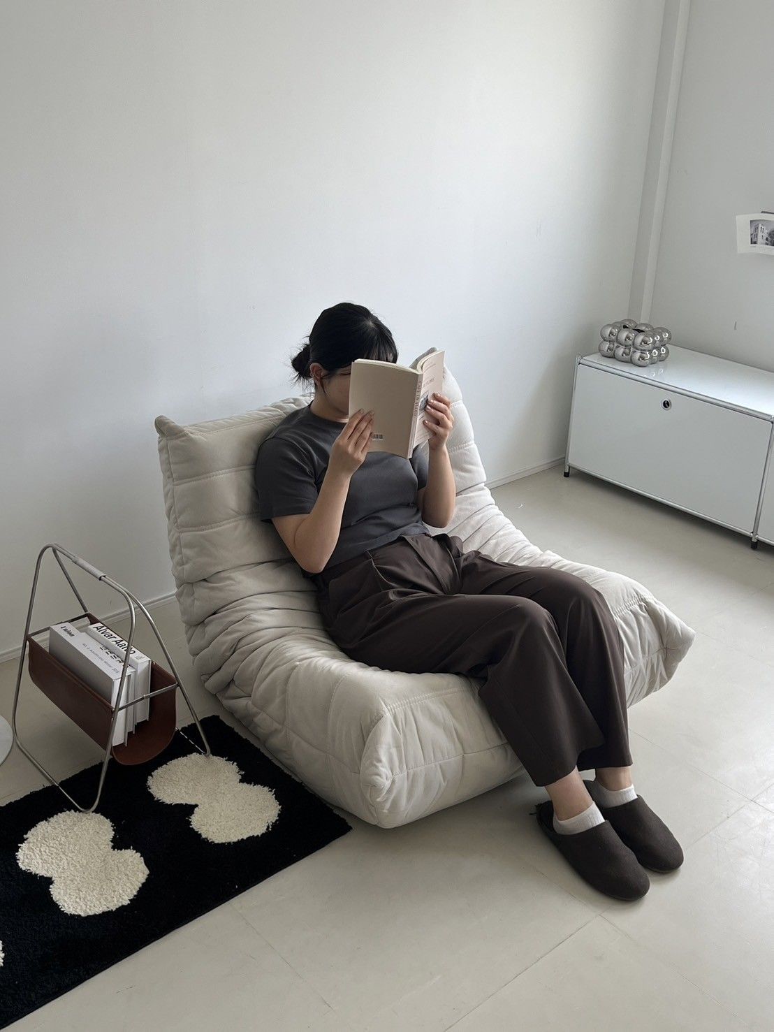 Bee relax sofa に座って本を読む人