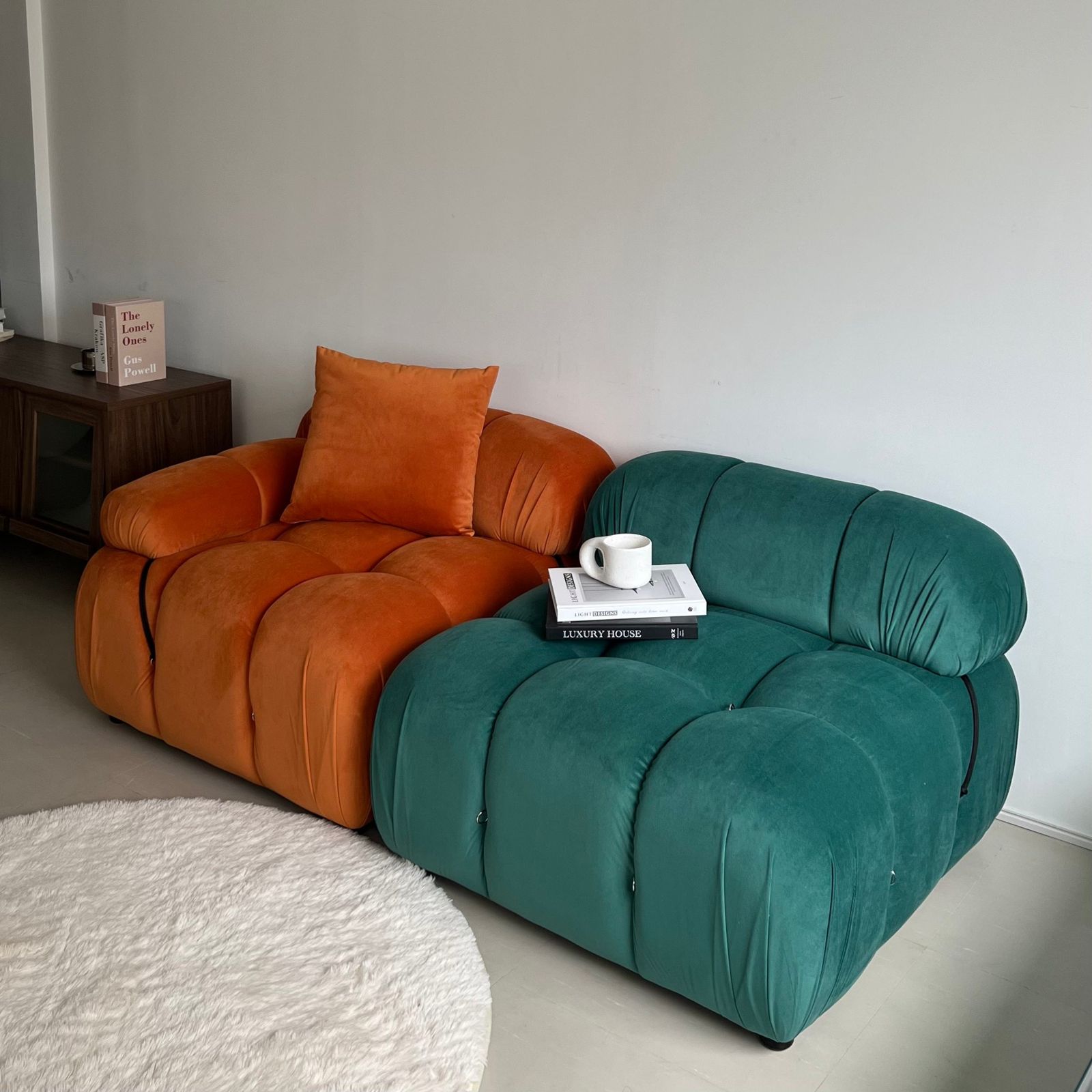 オレンジとグリーンの Cloud modular sofa を2つ並べた部屋